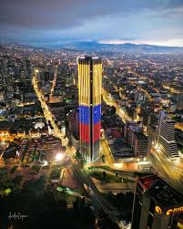 A N D R E | Cuando cae la noche, Bogotá se convierte en un lienzo de luces y sombras. El cielo oscuro es el mejor marco para esta ciudad que nunca deja... | Instagram