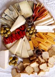 Como Preparar Una Tabla De Quesos Original Y Perfecta Precios Tabla De Quesos Y Carnes Frias Tablas De Comida Carnes Frias Y Quesos