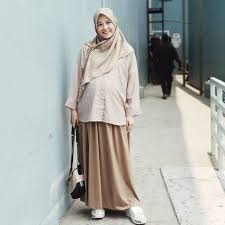 2 thema di studio harus kami selesaikan dalam 1 jam itupun harus berbagi dengan berikut foto maternity berhijab di studio indoor di surabaya. Inspirasi Baju Hamil Modern Ala Para Seleb Berhijab Simpel Dan Elegan Semua Halaman Nakita