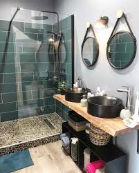 Le décor lumineux et les plantes vertes confèrent une jolie ambiance relaxante à ce coin dans la salle de bains. Recruitment House Get 37 Petite Salle De Bain Avec Douche Italienne