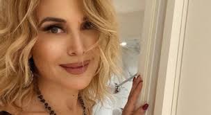 Altra puntata incandescente a 'pomeriggio 5'. Barbara D Urso Incidente All Inizio Della Puntata Di Pomeriggio 5 La Conduttrice Non Fa Il Suo Ingresso Fan Preoccupati Che Succede