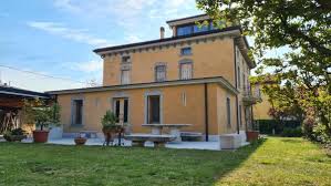 Trilocale in classe a+ con giardino privato, a soli 500 m dal lago. Casas De Vacaciones Nei Peschiera Del Garda