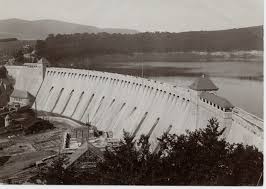 A dam wich is illuminated during the night. Die Edertalsperre Bildarchiv Der Philipp Holzmann Ag