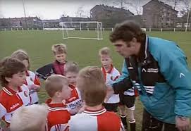 Van gaal replaces frank de boer, who left the role of netherlands boss in june following a. Gewoon Even Kijken Willem Van Hanegem Versus Louis Van Gaal Video Indebuurt Rotterdam