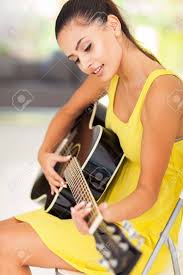 Gitarrenunterricht privat von studenten 68.816 lehrer alle niveaus zu hause. Schone Frau Die Gitarre Zu Hause Lizenzfreie Fotos Bilder Und Stock Fotografie Image 20022479