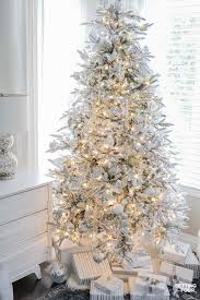 How To Decorate Your Christmas Tree Like A Pro Glamorous Christmas White Christmas Tree Decorations Glamorous Christmas Tree