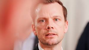 Mand skød kone foran hele familien