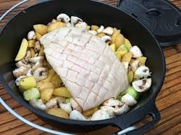 Krustenbraten Aus Dem Dutch Oven Auf Gemusebett Krustenbraten Krustenbraten Rezept Rezepte