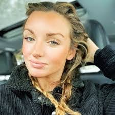 Pamela Pelham's Instagram, Twitter & Facebook