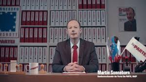 Er ist einer der wenigen politiker, der mit gesundem menschenverstand und viel satire politik macht. Die Martin Sonneborn Story