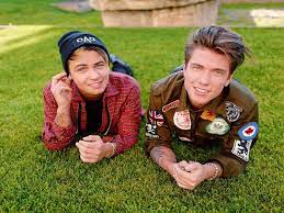 Italian duo that met through the internet and began as a youtube cover group. Benji E Fede Eta Fidanzata E Altre Curiosita Sui Due Cantanti