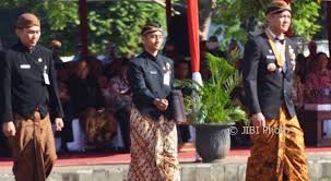 Cagub jateng nomor urut 1 ganjar pranowo memasukkan surat suara ke dalam kotak suara pemilihan gubernur dan wakil gubernur jawa tengah, di tempat pemungutan suara (tps) 2, kelurahan gajahmungkur, semarang, jawa tengah, rabu (27/6/2018). Hut Jateng Pimpin Upacara Gubernur Jateng Tampil Ganteng