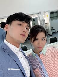 一不小心便過了8年的我和他/她✨ 在帥氣的現任和艷麗的前度面前Bonnie 還是適合當個踏實的素人編劇比較好🤭 Are you ready for  the show??~今晚8點見♥️ #愛回家之開心速遞#