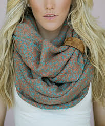 Mettre Attacher Un Foulard Avec Un Anneau Bague Noeuds De Foulard Nouer Foulard Comment Nouer Une Echarpe