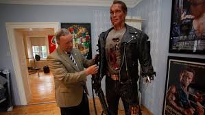 Arnold schwarzenegger first gained fame as a bodybuilder, using that as a launching point to the films also helped propel schwarzenegger's own obsession with america, and the future he felt. Arnold Schwarzenegger Und Sein Geliebtes Plumpsklo Entertainweb Die Seite Fur Games Filme Und Serien