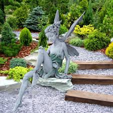 Dekofiguren gibt es in unterschiedlichen materialien von sehr edel bis hin zu robust, mitunter mit funktionalem charakter, in unzähligen farben, formen und größen. Garten Ornament Fee Sitzende Magische Elfen Kaufland De