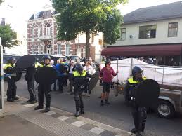 De maximumtemperatuur ligt rond de 1.9 graden. Twaalf Mensen Aangehouden Bij Afgebroken Pegida Demonstratie In Eindhoven Vier Agenten Lichtgewond Foto Bndestem Nl