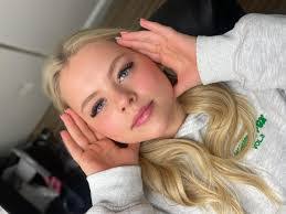 Vivian Hummel's Instagram, Twitter & Facebook