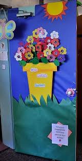 Front door decor, spring door hangers, spring bouquet, summer decor, spring decorations, flower wreath, door wreath samthecrafter 5 out of 5 stars (1,189) $ 69.00 free shipping add to favorites outdoor spring decor, outdoor easter decor, wood door hangers, spring decorations for home, front door decor, spring decor, easter decor. Spring Classroom Door Decoracoes Da Porta Da Escola Boletim Escolar Porta De Sala De Aula
