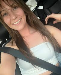 Check my profile pic and guess my age If u get it right i will give u talk  time for free..the winner will be announced tomorrow