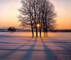 O solstício de inverno ocorrerá no dia 21 de dezembro de 2020 às 10h02min, marcando o início da estação no hemisfério norte (a mais fria apesar da terra vir a estar o mais perto do sol a 2 de janeiro). Solsticio De Inverno Quais As Previsoes Artigo