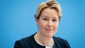 Trotzdem unterzieht die freie universität berlin die arbeit einer neuen prüfung. Doktorarbeit Von Franziska Giffey Bundesfamilienministerin Verzichtet Auf Doktortitel