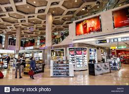 Abu dhabi is uae capital. Vereinigte Arabische Emirate Vae Abu Dhabi Internationaler Flughafen Auh Terminal Konkurshalle Gate Bereich Inneneinrichtung Duty Free Shopping Shopper Shopper Shop Stockfotografie Alamy