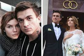 Рисунки от крестных детей, трогательные подарки и пижама жены — все это является главными атрибутами влада топалова в последние дни. Byvshaya Zhena Vlada Topalova Kak Zhivet I Chem Zanimaetsya Customs News
