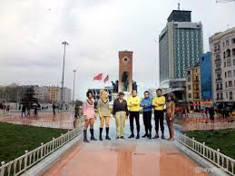 Onun gelişinden sonra uzay gemisini zorlu fakat eğlenceli bir macera beklemektedir. Taksim Meydani Nda Turist Omer I Hayallemek Hayalleme Istanbul