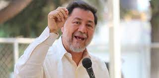 Yo en el zócalo, cuando tomé posesión el 1 de diciembre de 2018 hice 100 compromisos con el pueblo, he cumplido 98, me faltan dos, y uno es el de la descentralización del gobierno federal, que no hemos podido, sobre todo por la pandemia que nos llevó. Fernandez Norona Sobre El Presidente Que Chingon Es Amlo