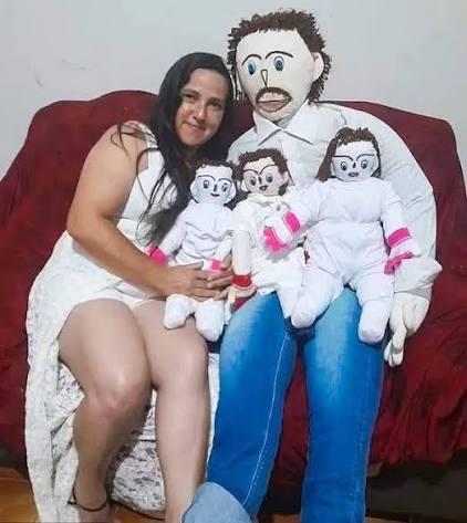 Esta mujer formó una familia con su muñeco y están viviendo su mejor vida.  🤯🫶