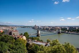 Breng je stedentrip in boedapest door met de onderstaande boedapest wordt in tweeën gedeeld door de rivier de donau met aan de ene kant het heuvelachtige. 7prz7fx7qefkym