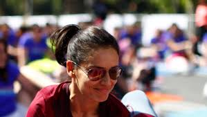 Leonor Varela protagoniza sensual portada para Revista Cosas cubierta sólo  con abrigo