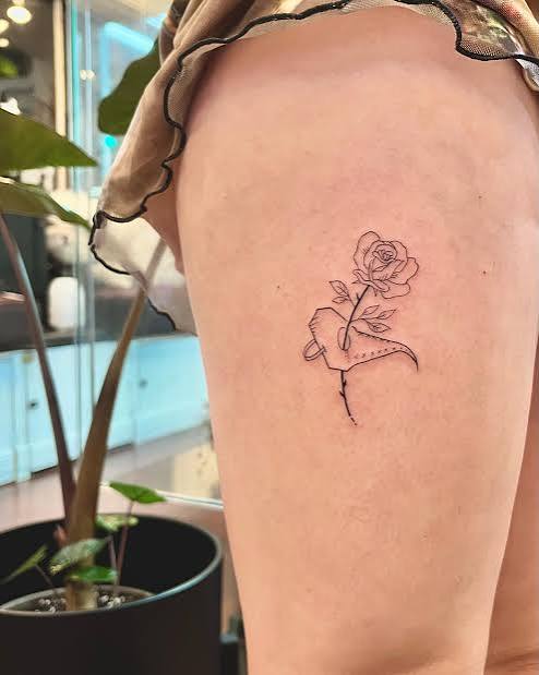 30 Sexy & Beautiful Rose Thigh Tattoos in 2024