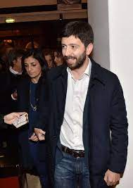 Enfasi su padre francescano che ha celebrato il matrimonio tra speranza e la cossidente. Roberto Speranza E Compagna Dago Fotogallery