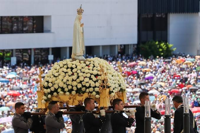 Una multitud participa en la procesión de Nuestra Señora de Fátima