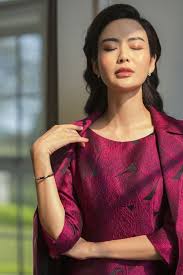 Hoa hậu tên đầy đủ là nguyễn thu thủy, sinh năm 1976, quê ở nam định nhưng sinh ra, lớn lên ở hà nội. Tnqatleb Cgcum