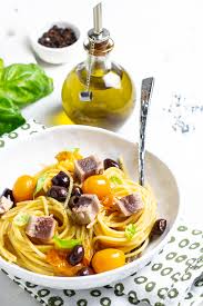 Spaghetti Con Tonno Fresco Olive E Pomodorini Gialli Tacchi E Pentole