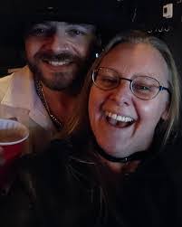 Sara Sunshine's Instagram, Twitter & Facebook