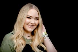 Filming this video scary, but it's so liberating and freeing. Nikkietutorials Is Pas 24 En Heeft Toch Al 11 Miljoen Volgers Op Youtube