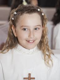 Pour qu'elle soit parfaite, il ne faut donc pas négliger sa coiffure. 5 Jolies Coiffures De Communion Blog Boutique Magique