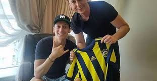 İlk olarak a spor ekranlarından aktarılan son dakika haberinden sonra dha da transferin ayrıntılarını anlattı. Asil Bomba Mesut Ozil Bir De Stoper Surprizi Fenerbahce Son Dakika Transfer Haberleri Son D