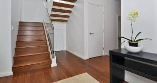 Ciri khas dari desain tangga rumah mewah ini adalah pagar tangganya ( blauster) menggunakan material kaca. Info Terbaru Foto Tangga Minimalis Ideku Unik