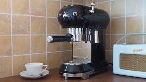 Craft and serve your favourite cafe` style beverages to impeccable standards with this dedica manual coffee machine. Smeg Ecf01 Review Trusted Reviews