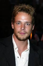 Shocking Unaired Gilmore Girls Pilot Reveals New Dean!