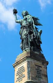 Gefilmt mit dem iphone 11. Niederwalddenkmal Oben Auf Die Germania Foto Bild Denkmal Architektur Germania Bilder Auf Fotocommunity