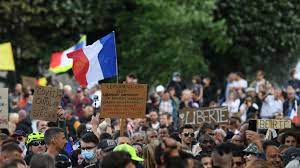 Une femme interpellée par la police la manifestante, cassandre fristot, a été interpellée par la police après avoir manifesté à metz avec une pancarte antisémite lors. Ygz43zghcwwjfm