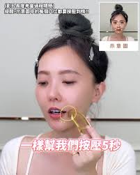 不用花大錢進醫美保養, 在家就能擁有明星級緊緻輪廓！😍😍, 大家每次看到我的身分證年齡 , 都會驚嘆沒有在做醫美的我如何保持的🤭,  因為我最近真的被 #微電流美容 燒到不行🔥, 入手了這支Dr.cink金鳳凰美容雕塑儀, 它不是一般按摩刮痧棒！！, 而是24K金  EMS微電流美容雕塑儀, #EMS微電流 是低脈衝的電流，幫助臉部提拉收緊✨, 回家洗完澡🛀我就會邊看電視、邊用金鳳凰按摩💆, ...