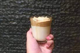 Siap kn gelas cantik, taruh es batu ke gelas tuangkn susu uht,. Pengalaman Bikin Dalgona Coffee Bukan Aduk 400 Kali Tapi Ini Caranya Halaman All Kompas Com