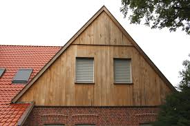 giebelverkleidung eines bauernhauses mit eichenbrettern in unterschiedlichen fallenden breiten breiten holzverkleidung fassade hausfassade haus innenraume